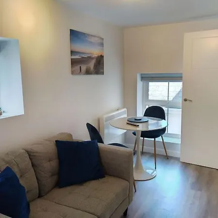 Smart Modern Studio Flat In Central Bournemouth-2
