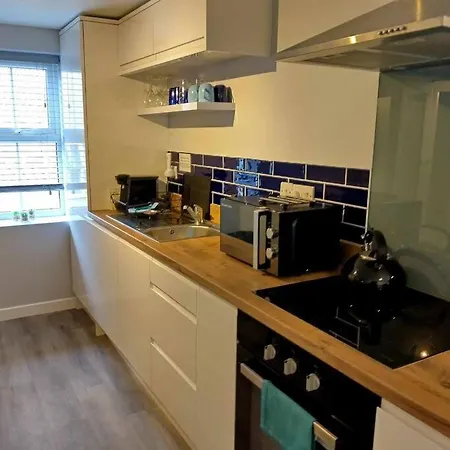 Smart Modern Studio Flat In Central Bournemouth-3